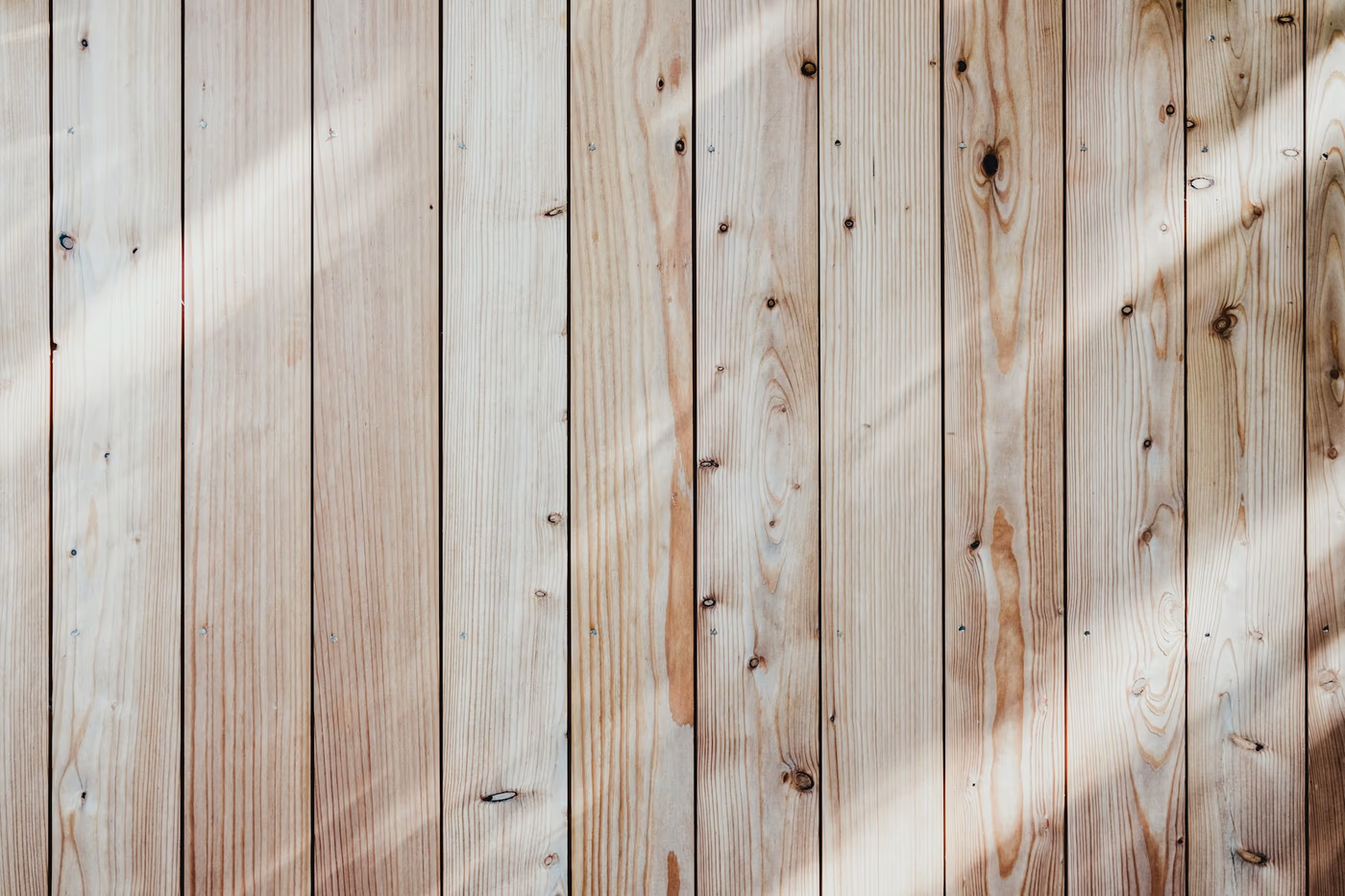 Amostra de painel MDF com superfície densa e uniforme